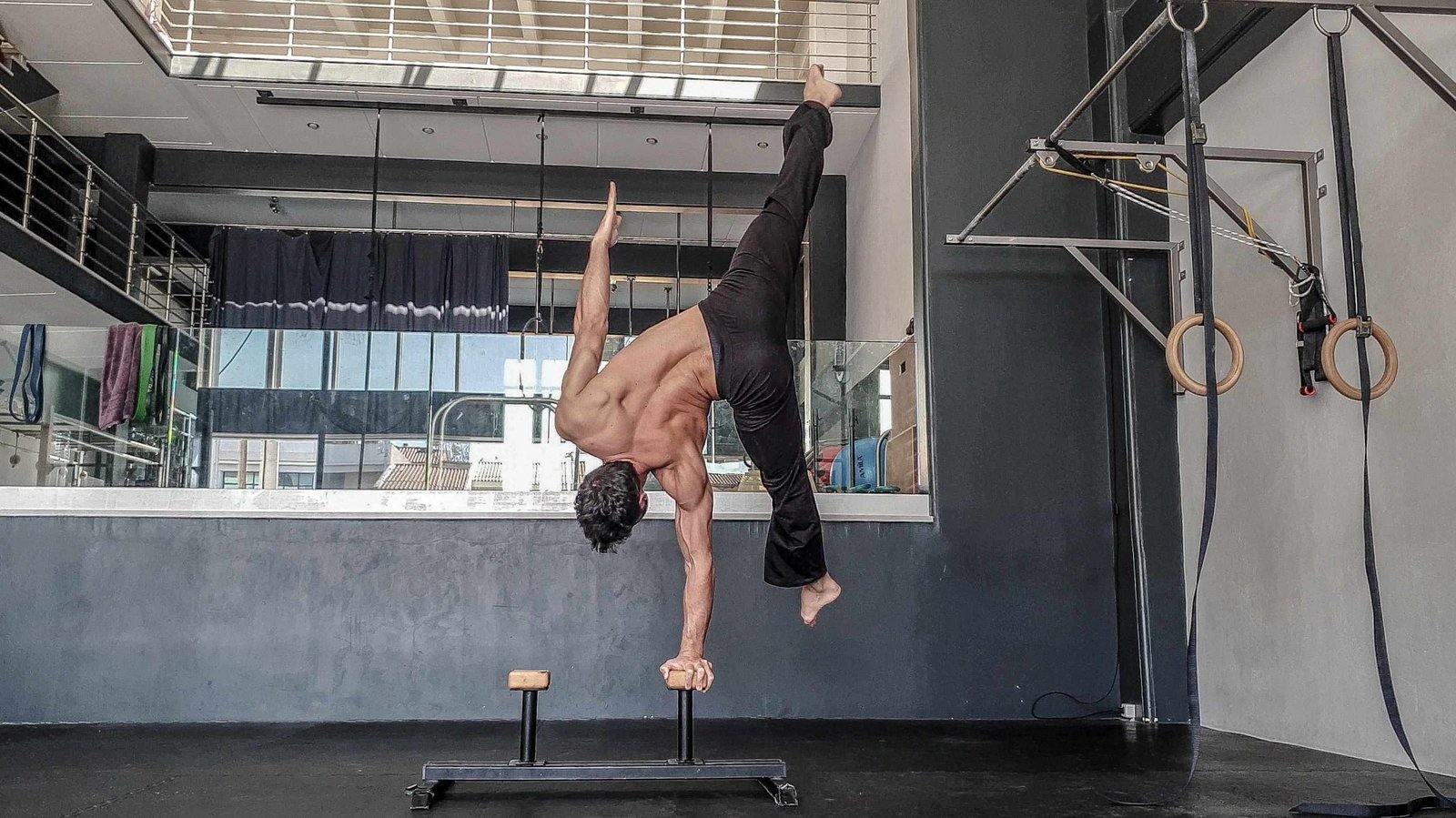 HAND BALANCING – Calisthenics Online Training